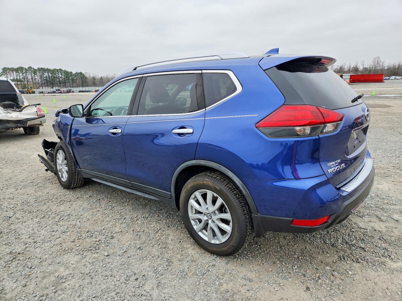 2017 Nissan Rogue Sv - Image 2