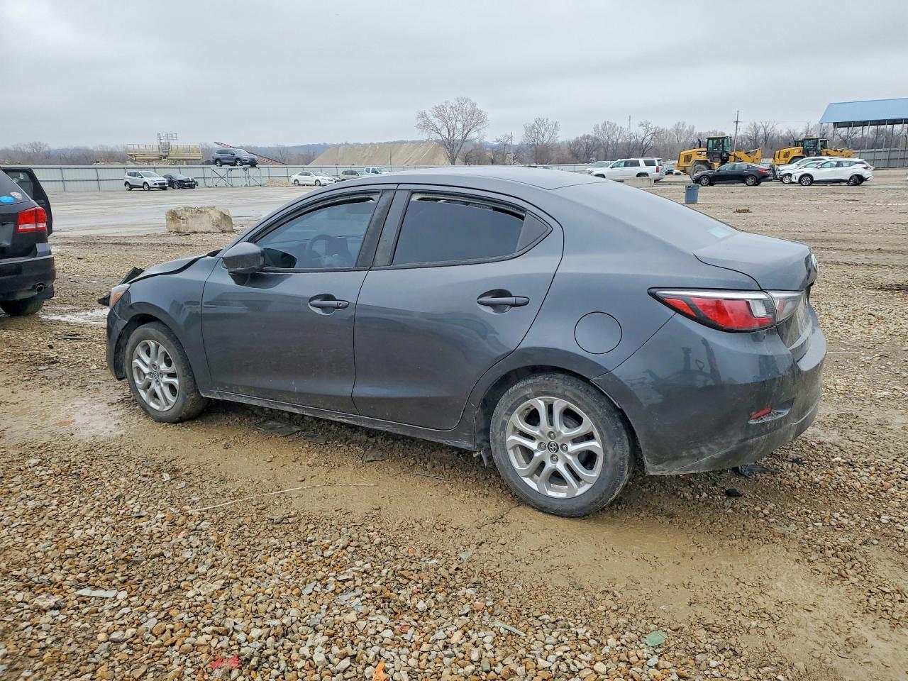 2016 Toyt Scion Ia Base - Фото 2