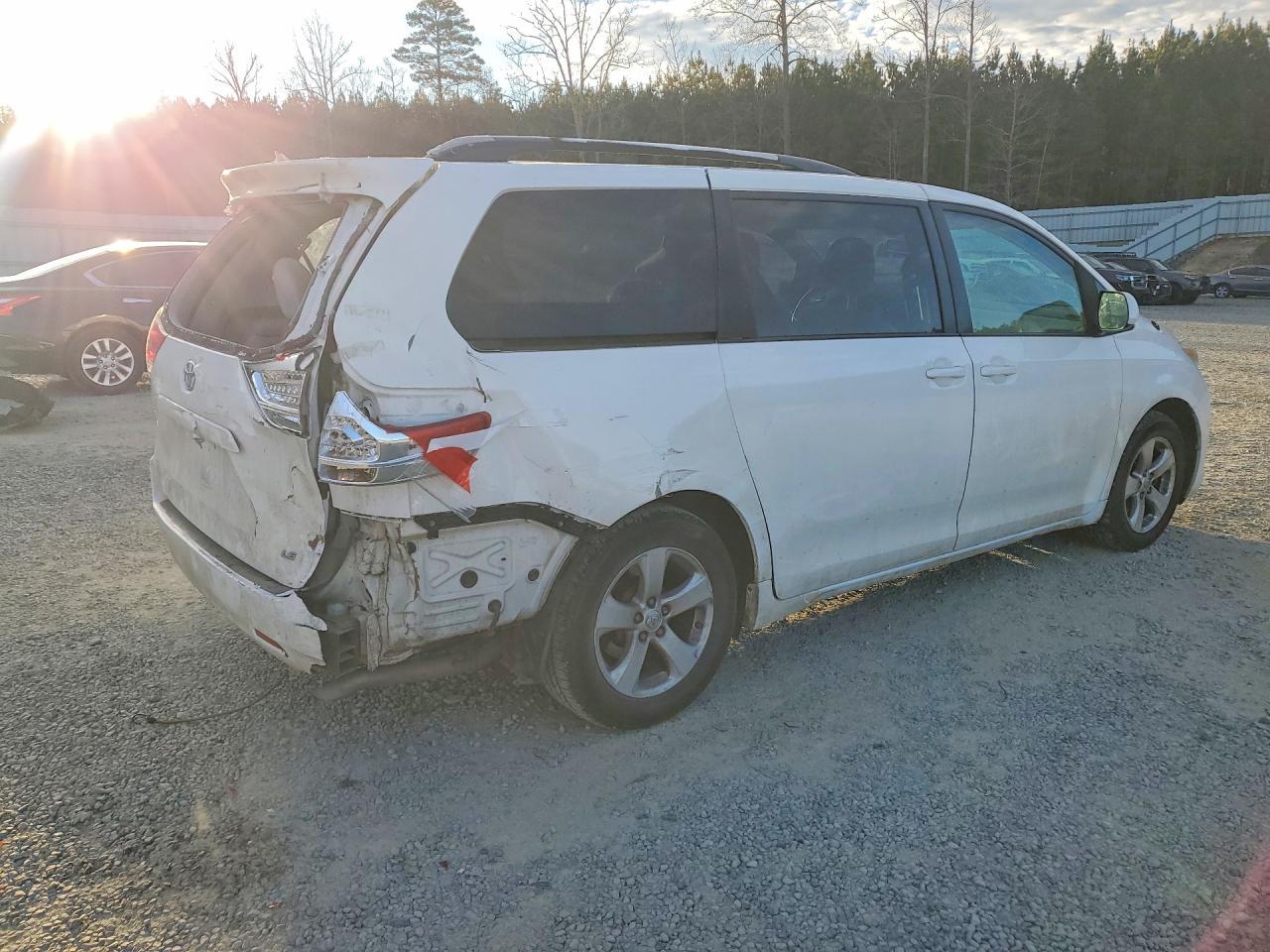 2013 Toyota Sienna Le - Image 3