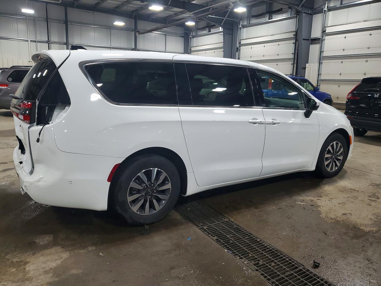 2023 Chrysler Pacifica Hybrid Touring L - Image 3