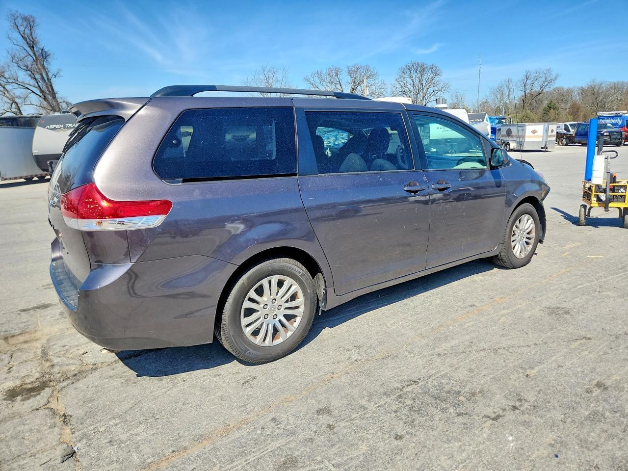 2014 Toyota Sienna Xle 8-Passenger - Фото 3