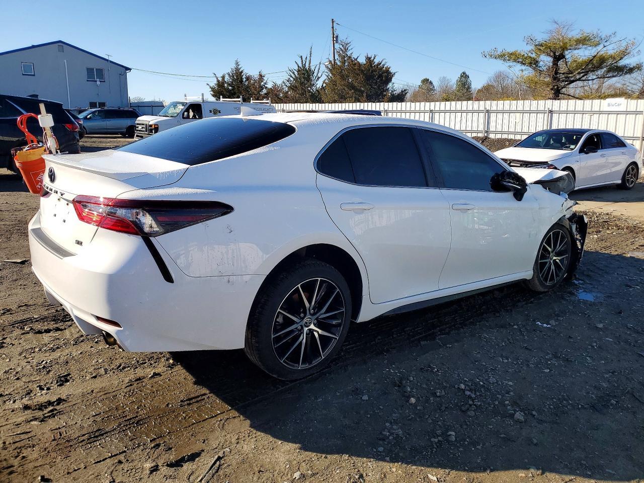 2022 Toyota Camry Se - Image 3
