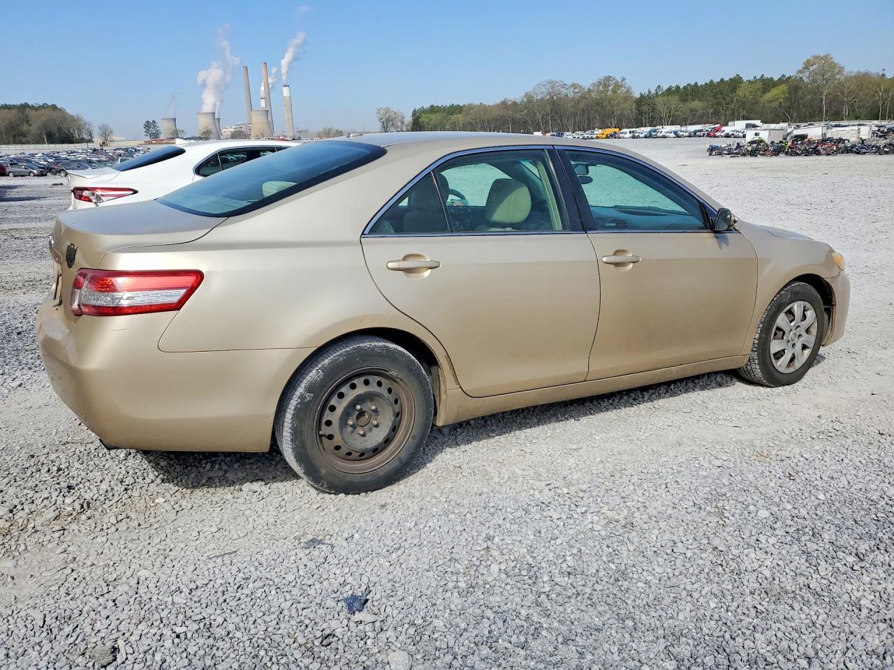 2010 Toyota Camry Le - Image 3