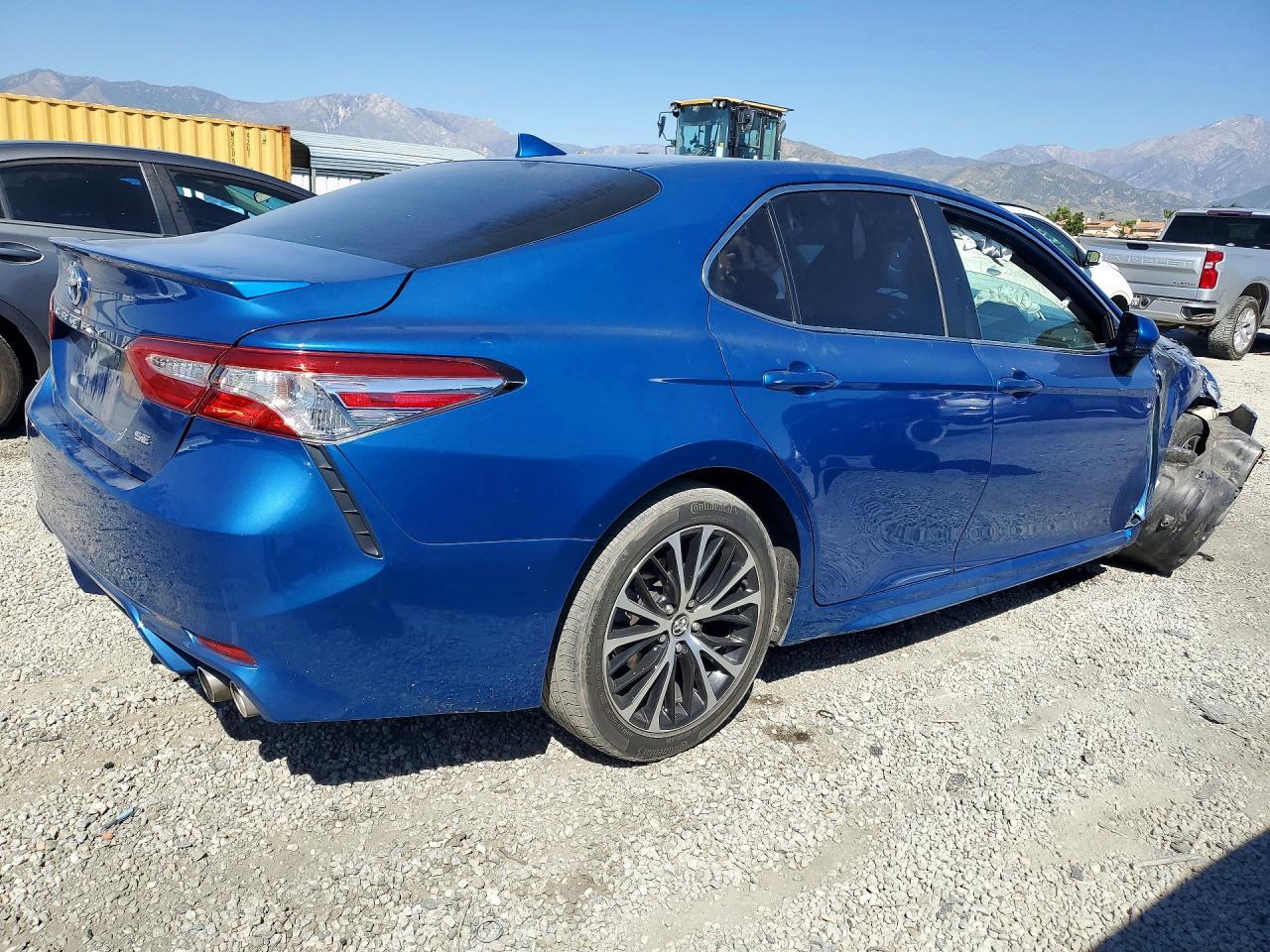 2020 Toyota Camry Se - Фото 3