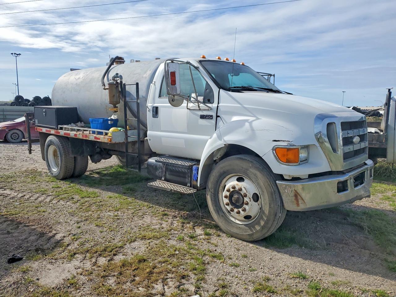 2007 Ford F750 Super Duty Tank Truck - Image 4