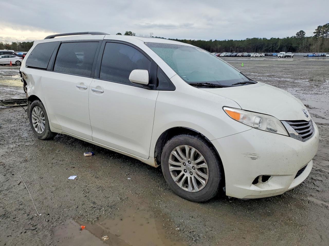 2015 Toyota Sienna Xle 8-Passenger - Фото 4