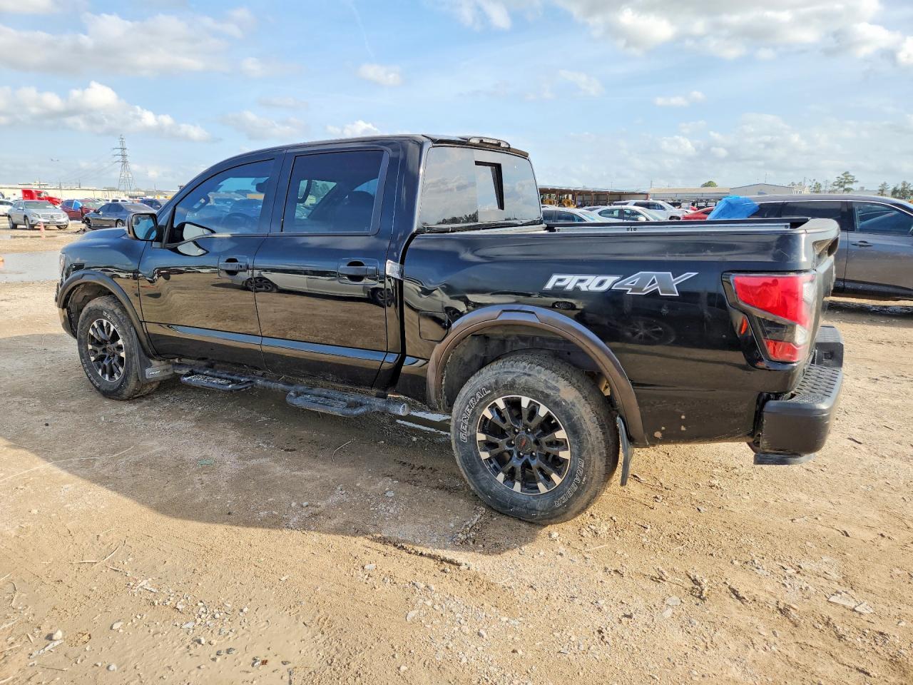 2021 Nissan Titan Pro-4X - Фото 2