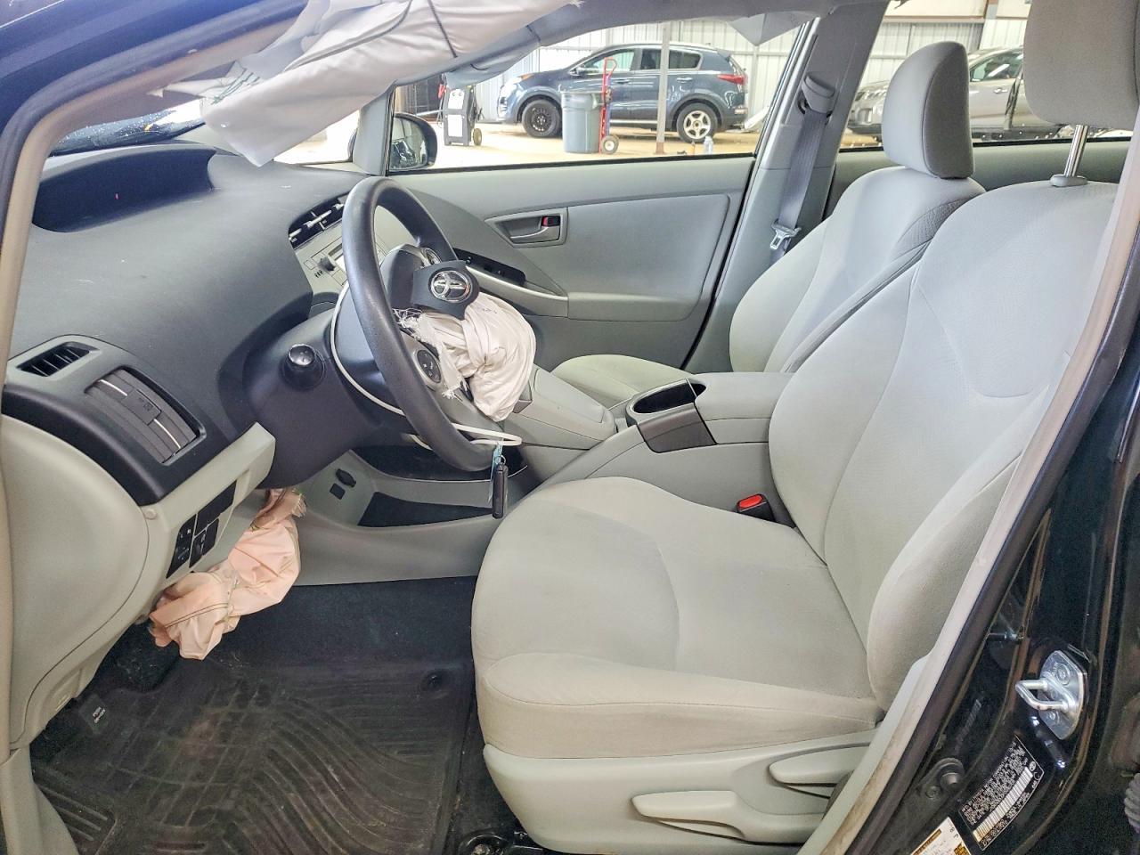 2015 Toyota Prius Two - Фото 7