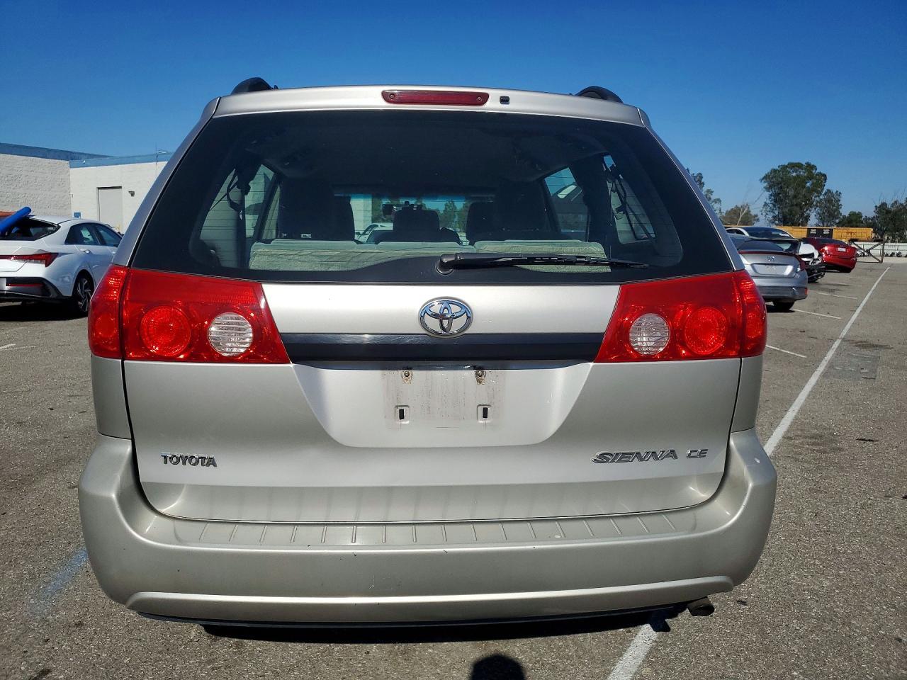 2009 Toyota Sienna Ce 8-Passenger - Фото 6