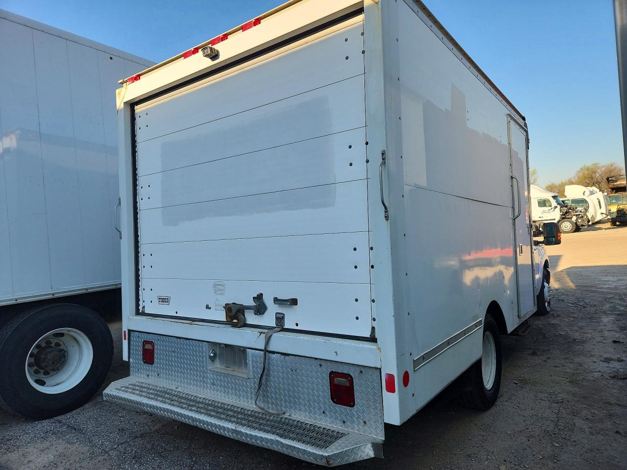 2013 Ford F350 Super Duty Box Truck - Фото 3