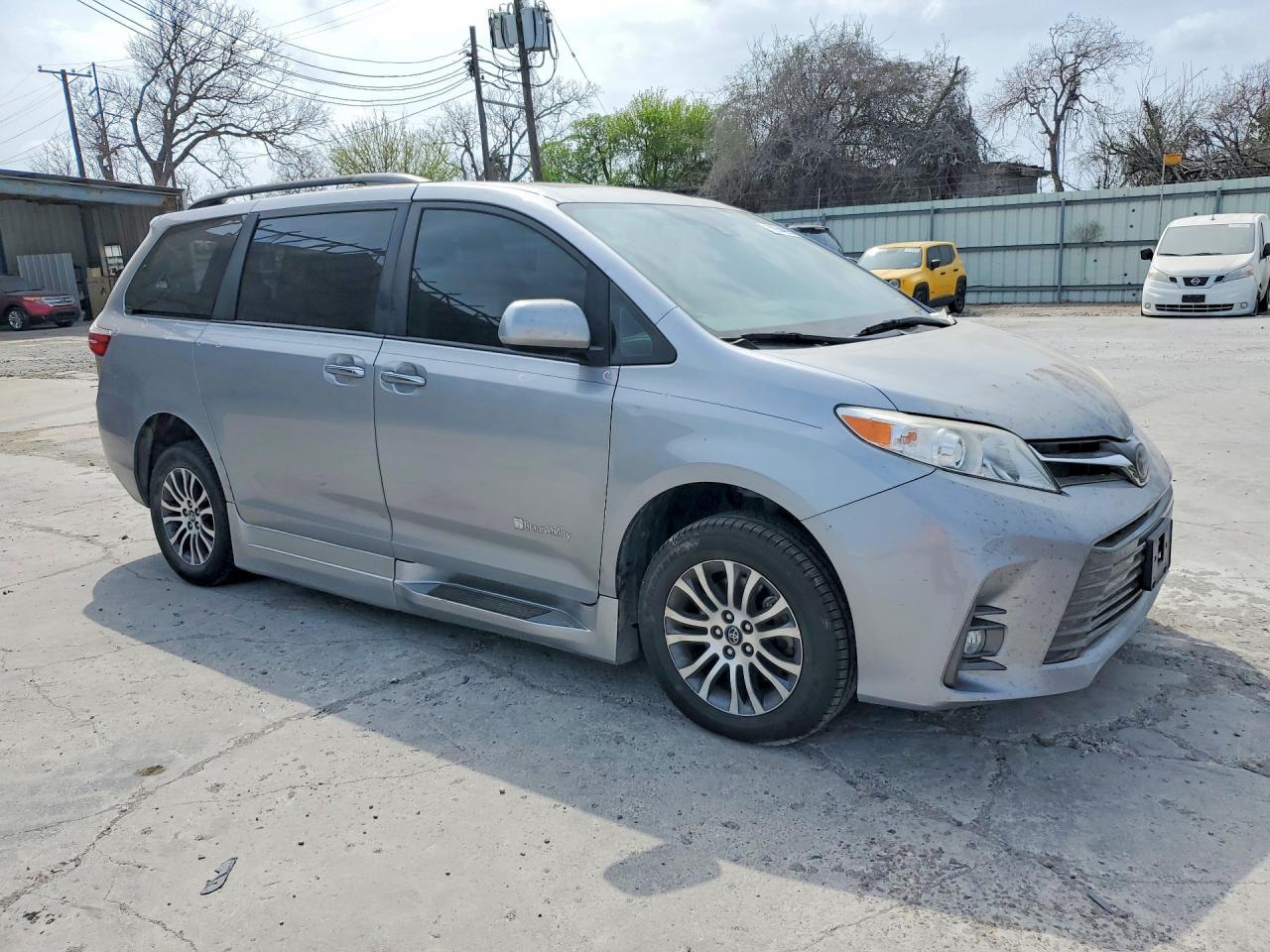 2018 Toyota Sienna Xle Premium 8-Passenger - Фото 4