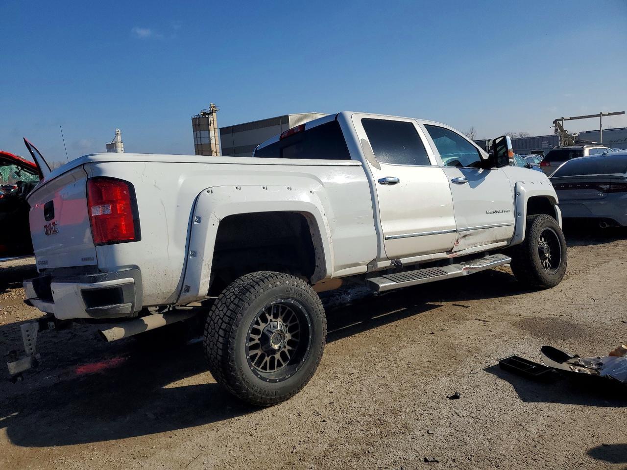 2017 GMC Sierra K2500 Denali - Image 3
