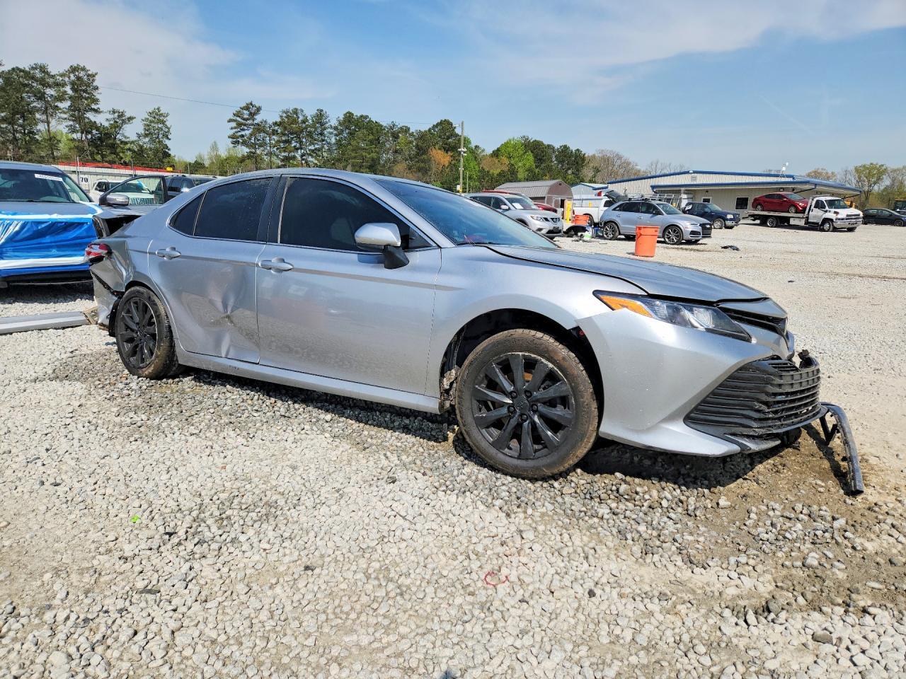 2020 Toyota Camry Le - Фото 4
