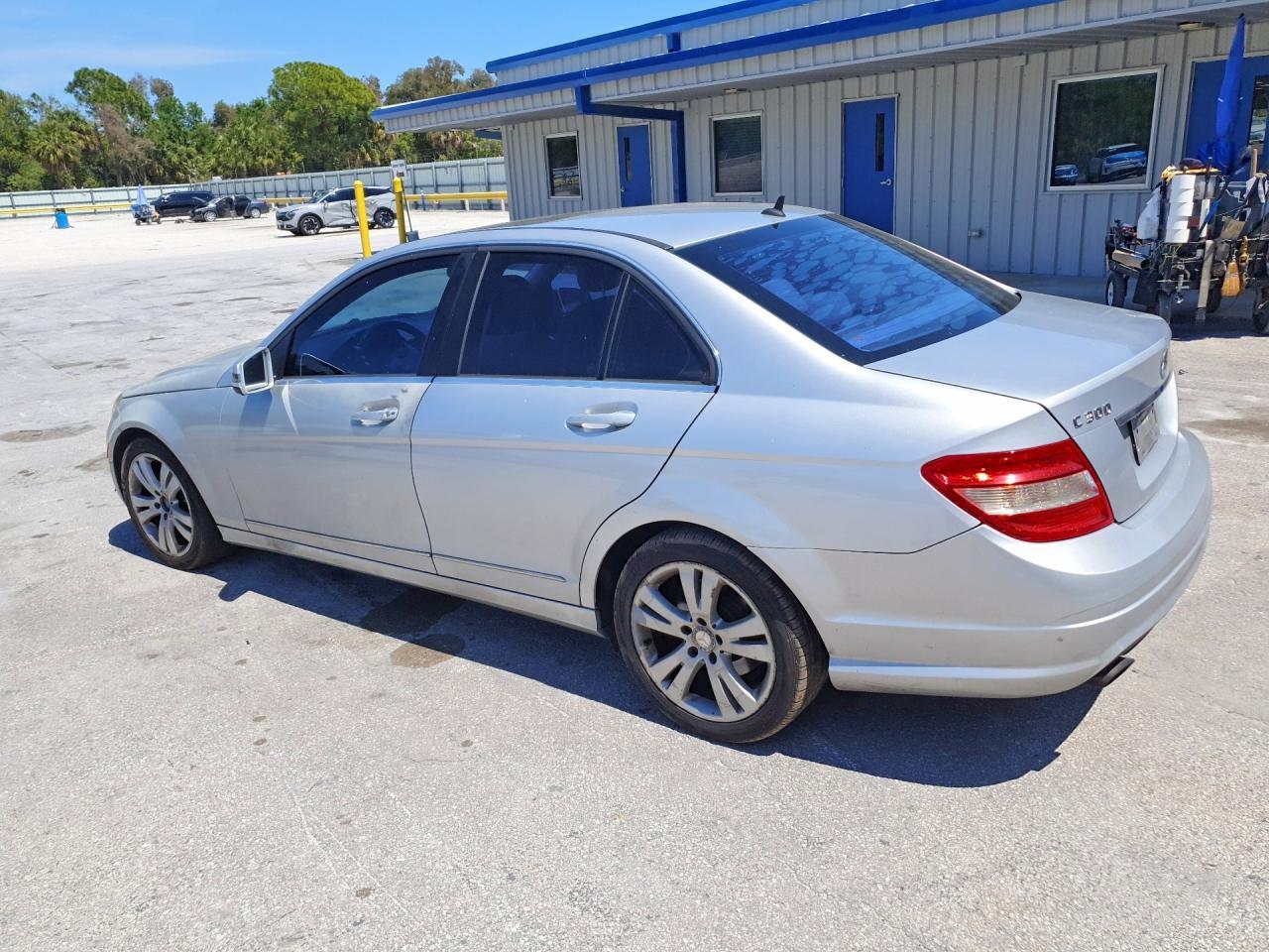 2011 Mercedes-Benz C 300 - Фото 2