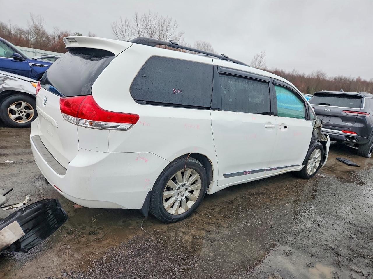 2012 Toyota Sienna Xle 7-Passenger - Фото 3