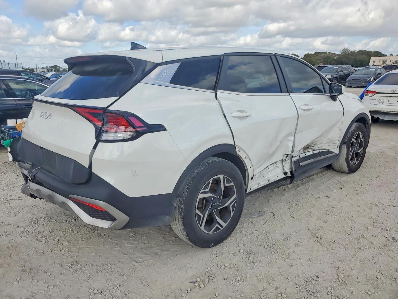 2023 Kia Sportage - Image 3