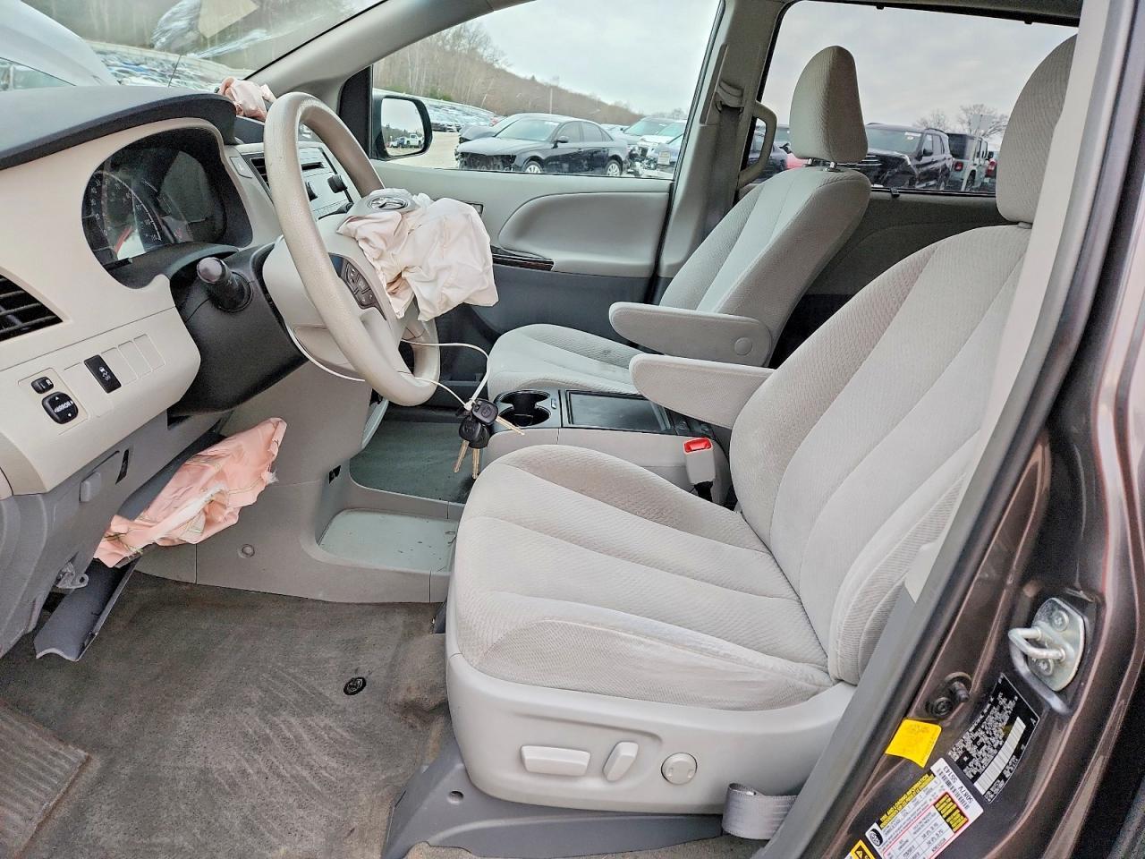 2013 Toyota Sienna Le 7-Passenger - Фото 7