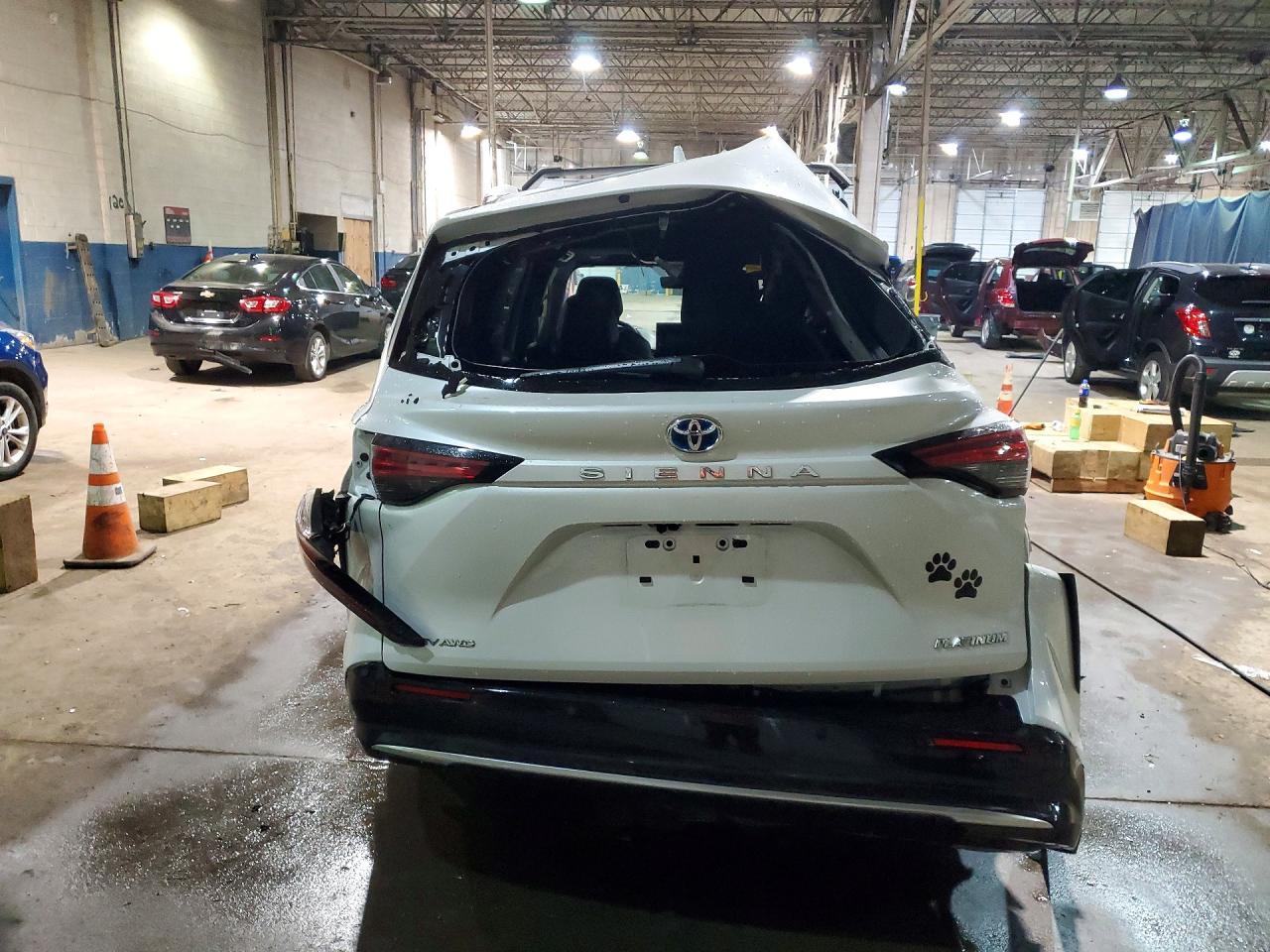2025 Toyota Sienna Platinum 7-Passenger - Фото 6