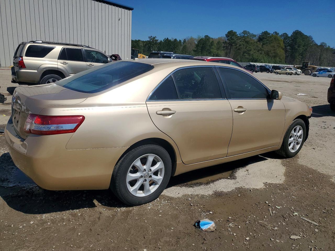 2010 Toyota Camry Le - Фото 3