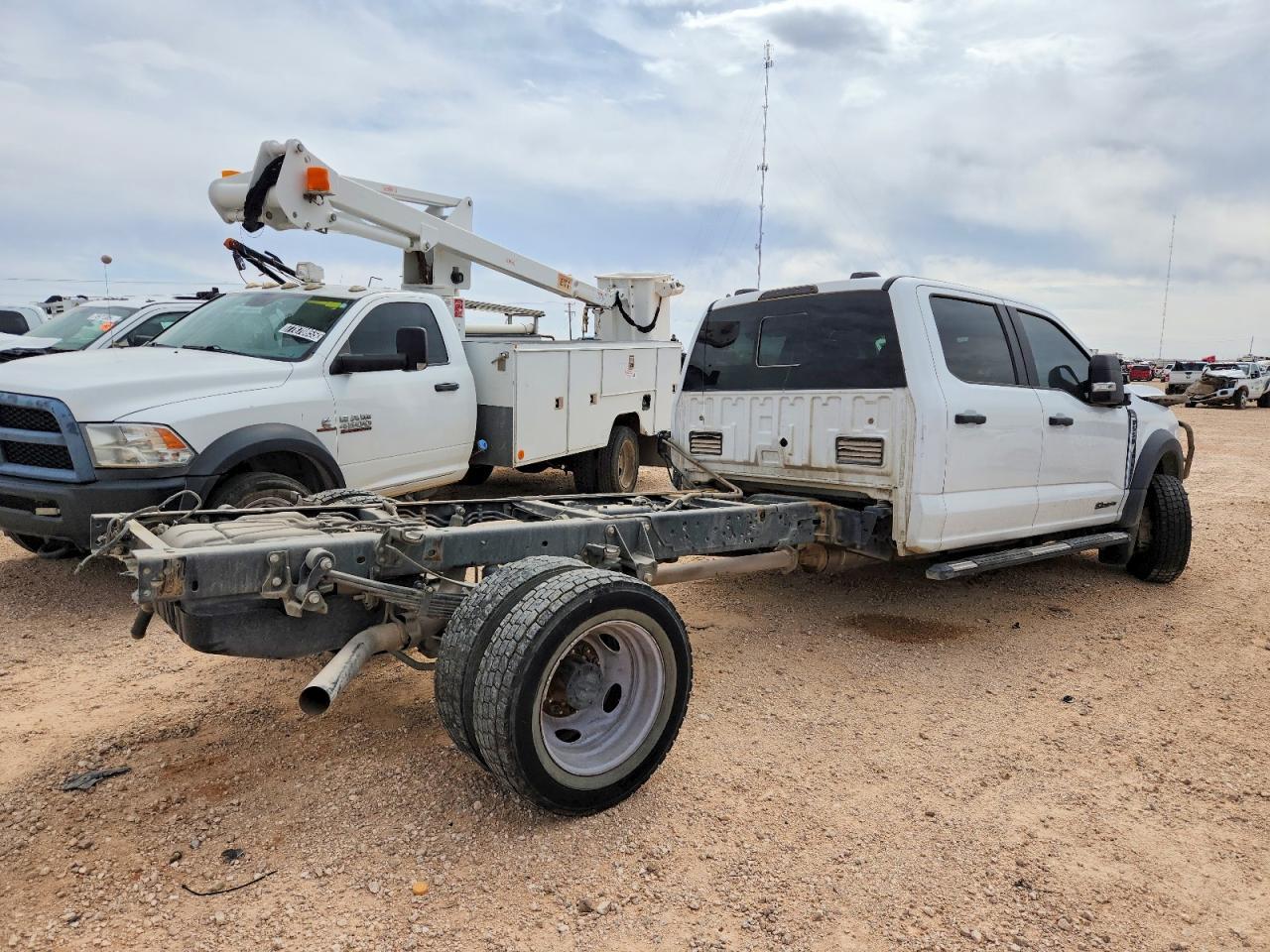 2023 Ford F550 Super Duty Truck Cab And Chassis - Image 4