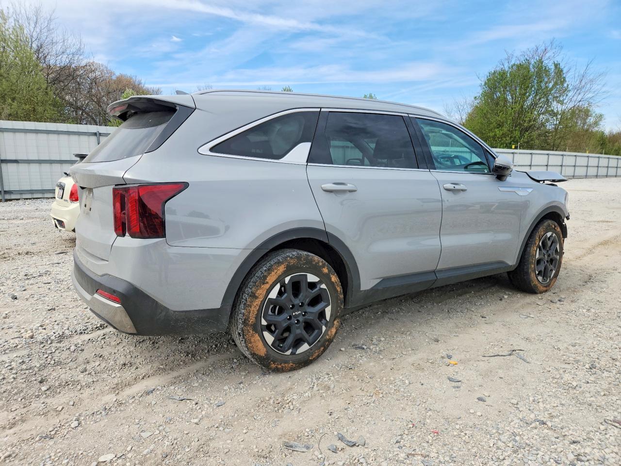 2025 Kia Sorento S - Фото 3