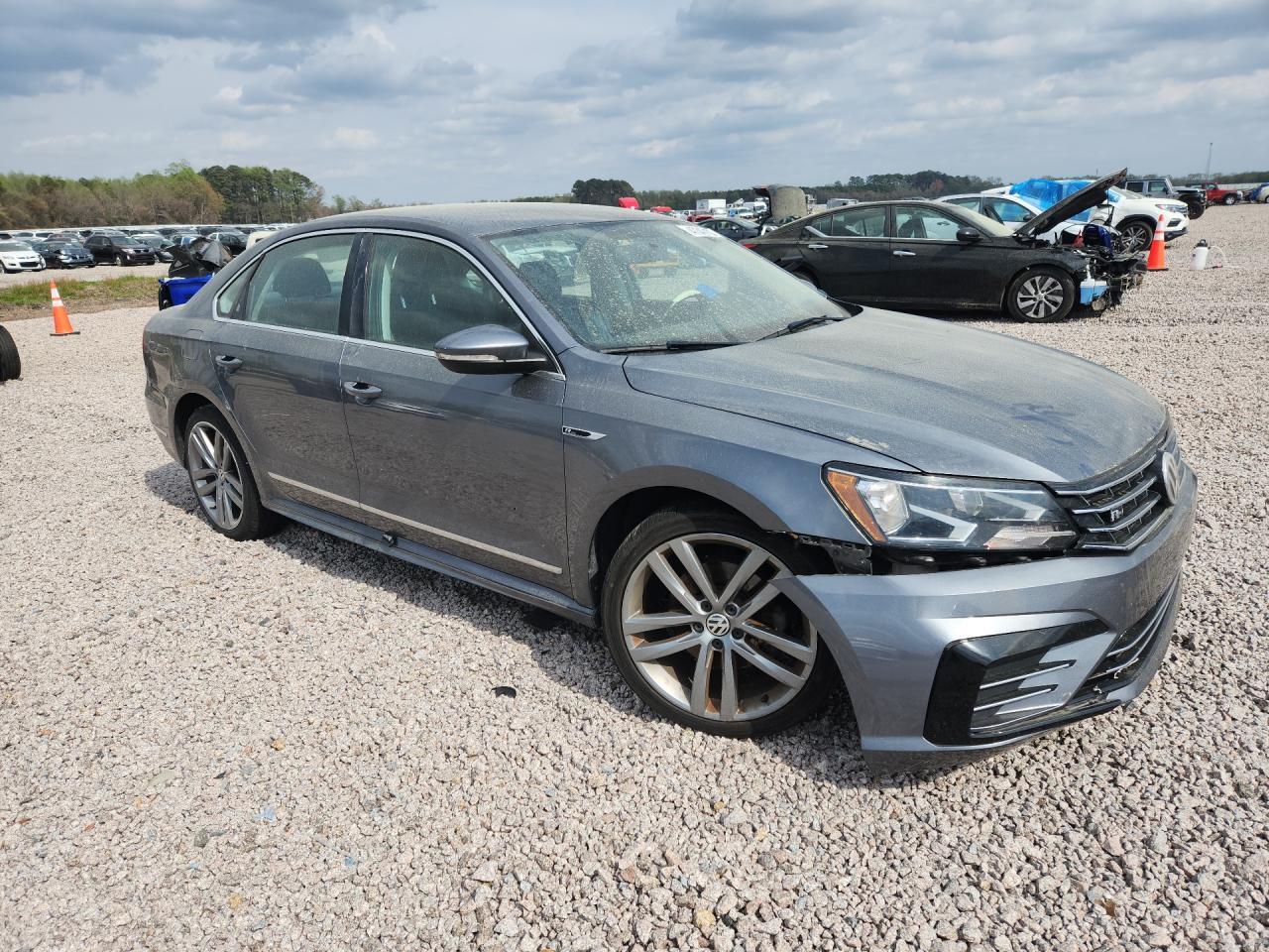 2017 Volkswagen Passat R-Line - Image 4