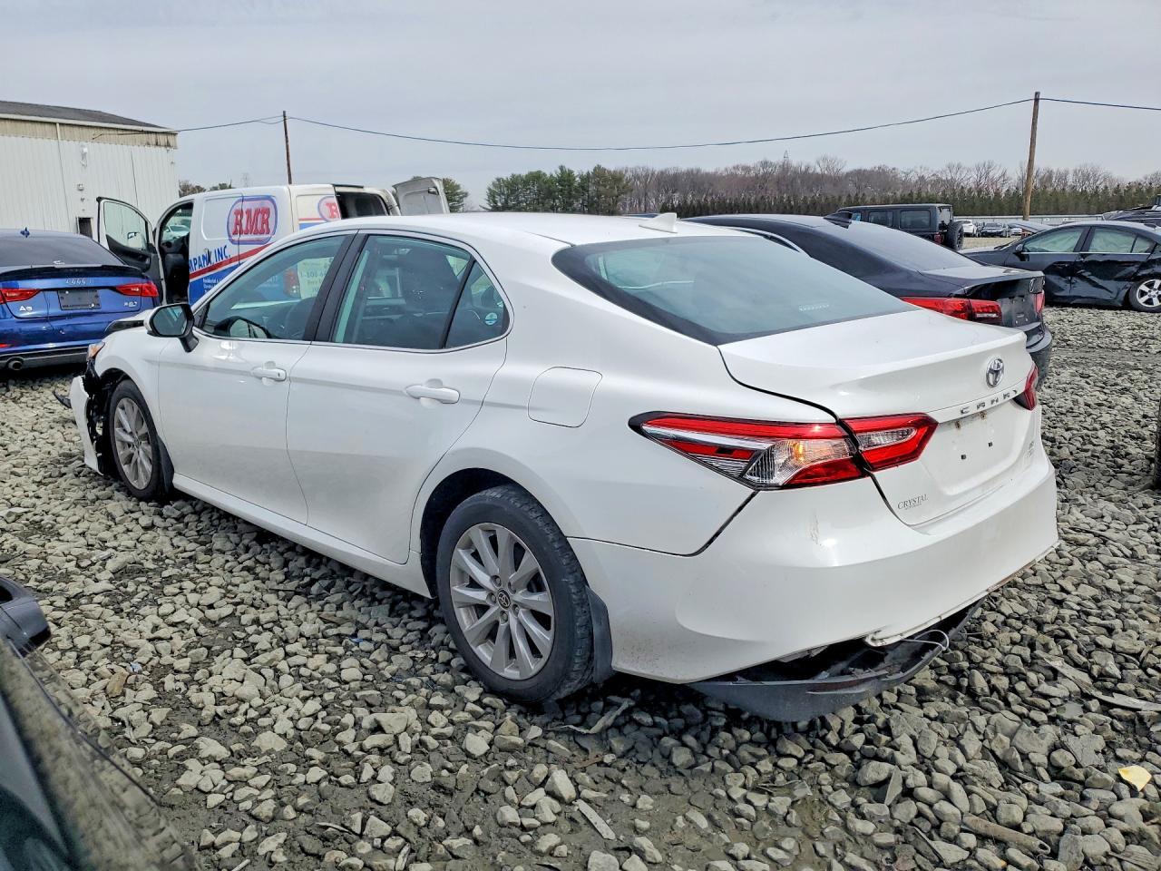 2020 Toyota Camry Le - Фото 2