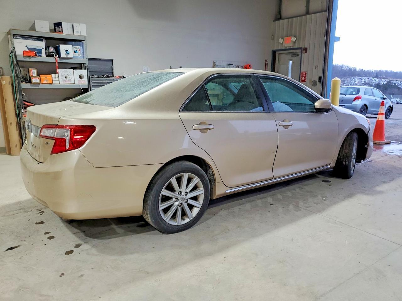 2012 Toyota Camry Base - Фото 3