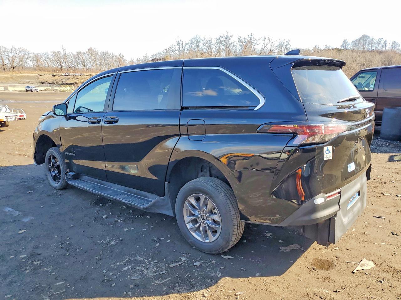 2023 Toyota Sienna Le 8-Passenger - Image 2