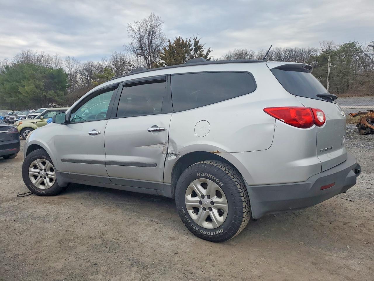 2011 Chevrolet Traverse Ls - Фото 2