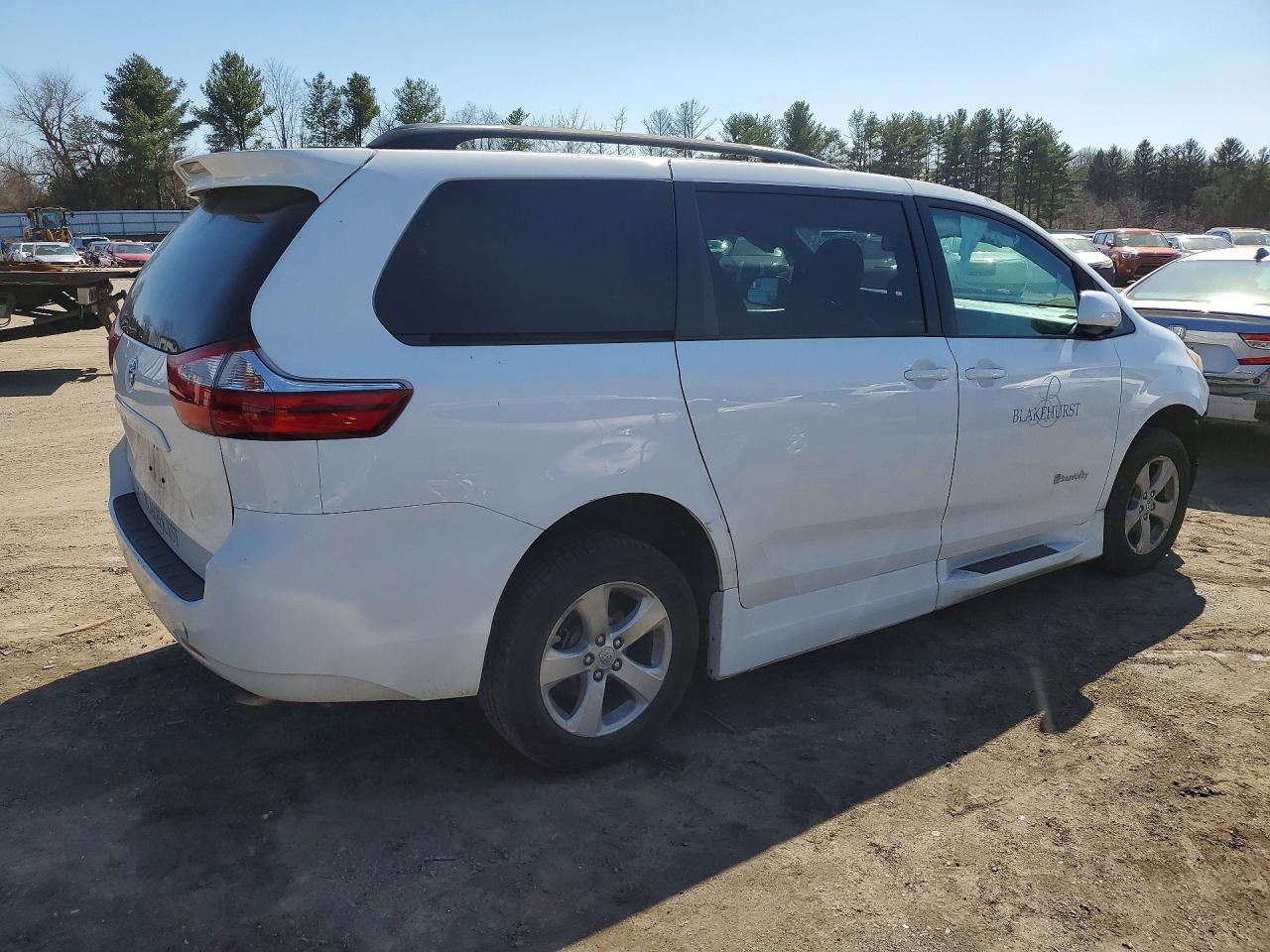2015 Toyota Sienna Le Mobility 7-Passenger - Image 3