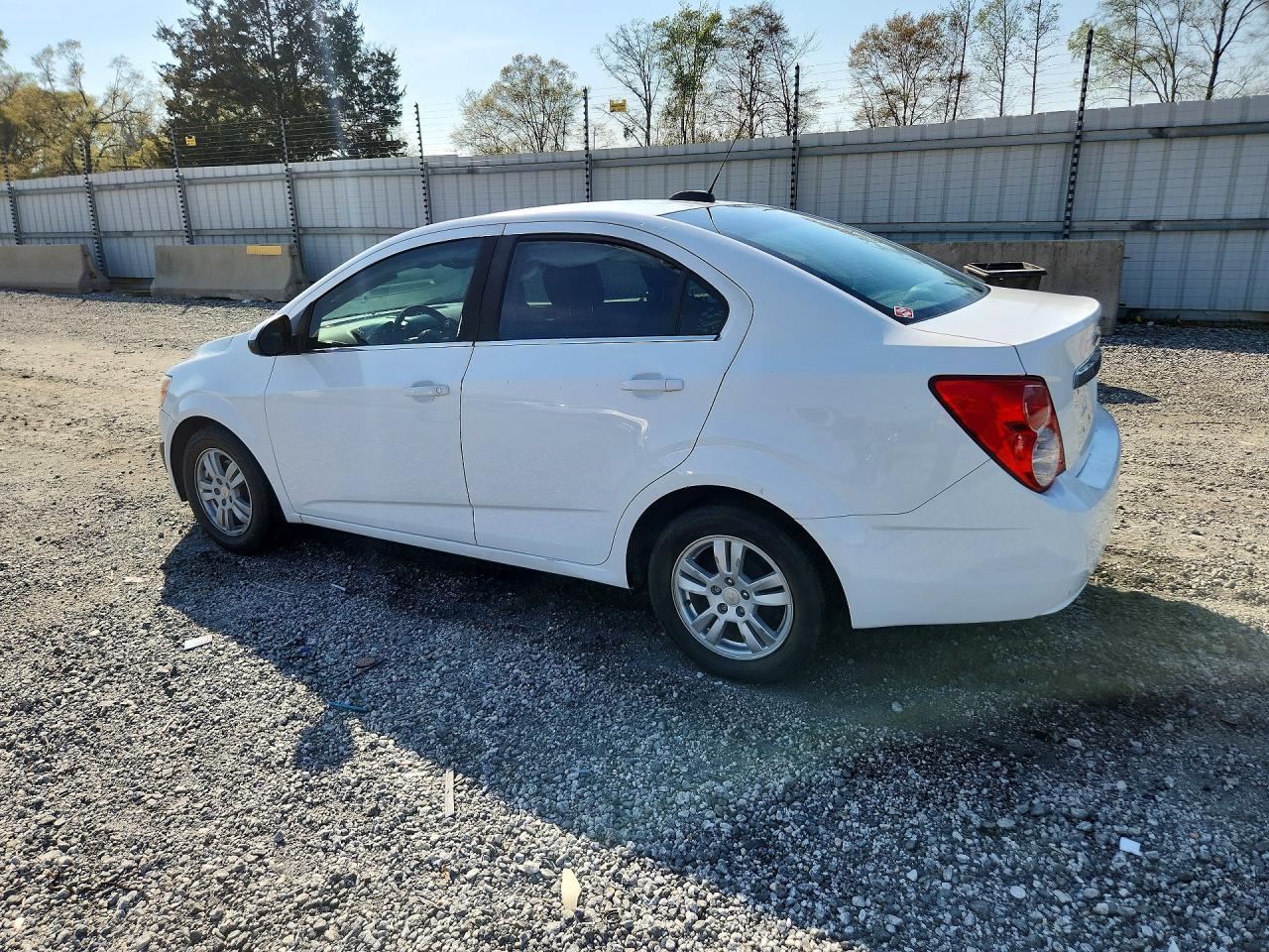 2016 Chevrolet Sonic Lt - Фото 2