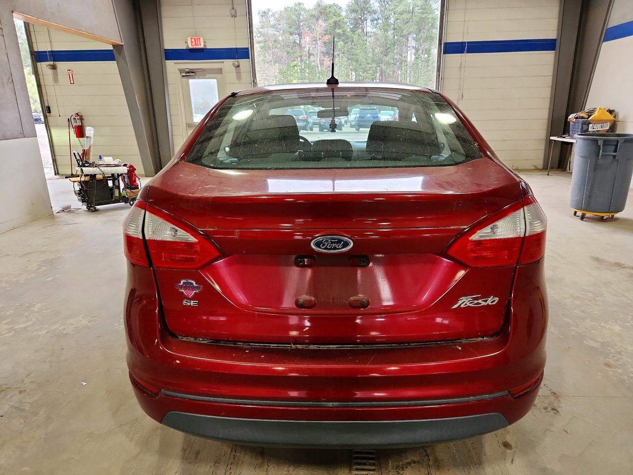 2014 Ford Fiesta Se - Фото 6