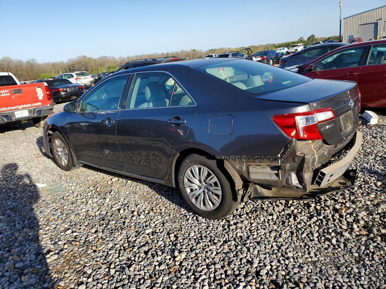 2014 Toyota Camry Le - Фото 2