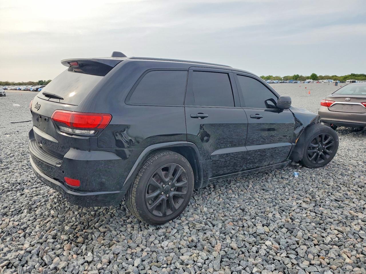 2018 Jeep Grand Cherokee Laredo - Image 3