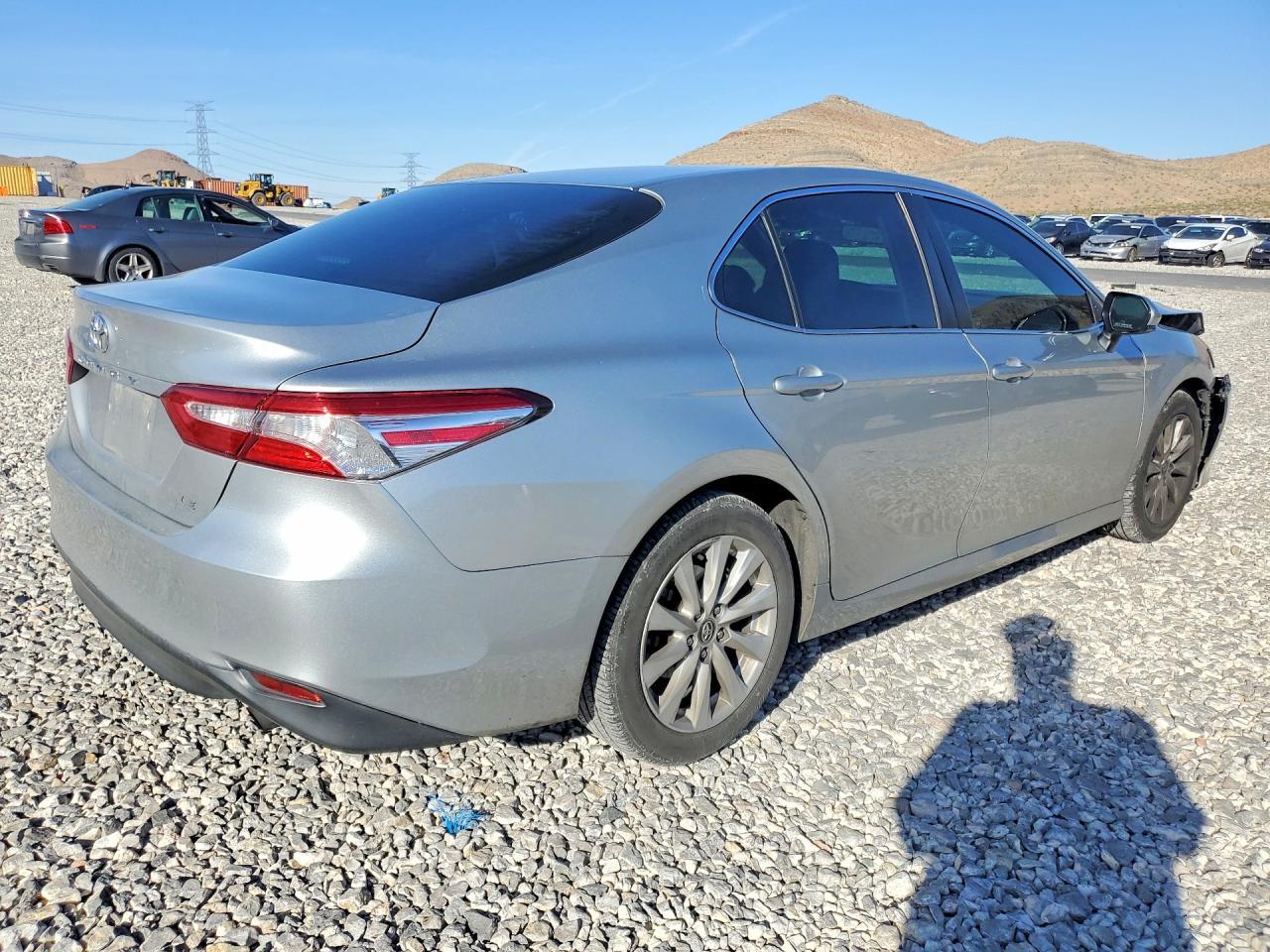 2018 Toyota Camry Le - Фото 3