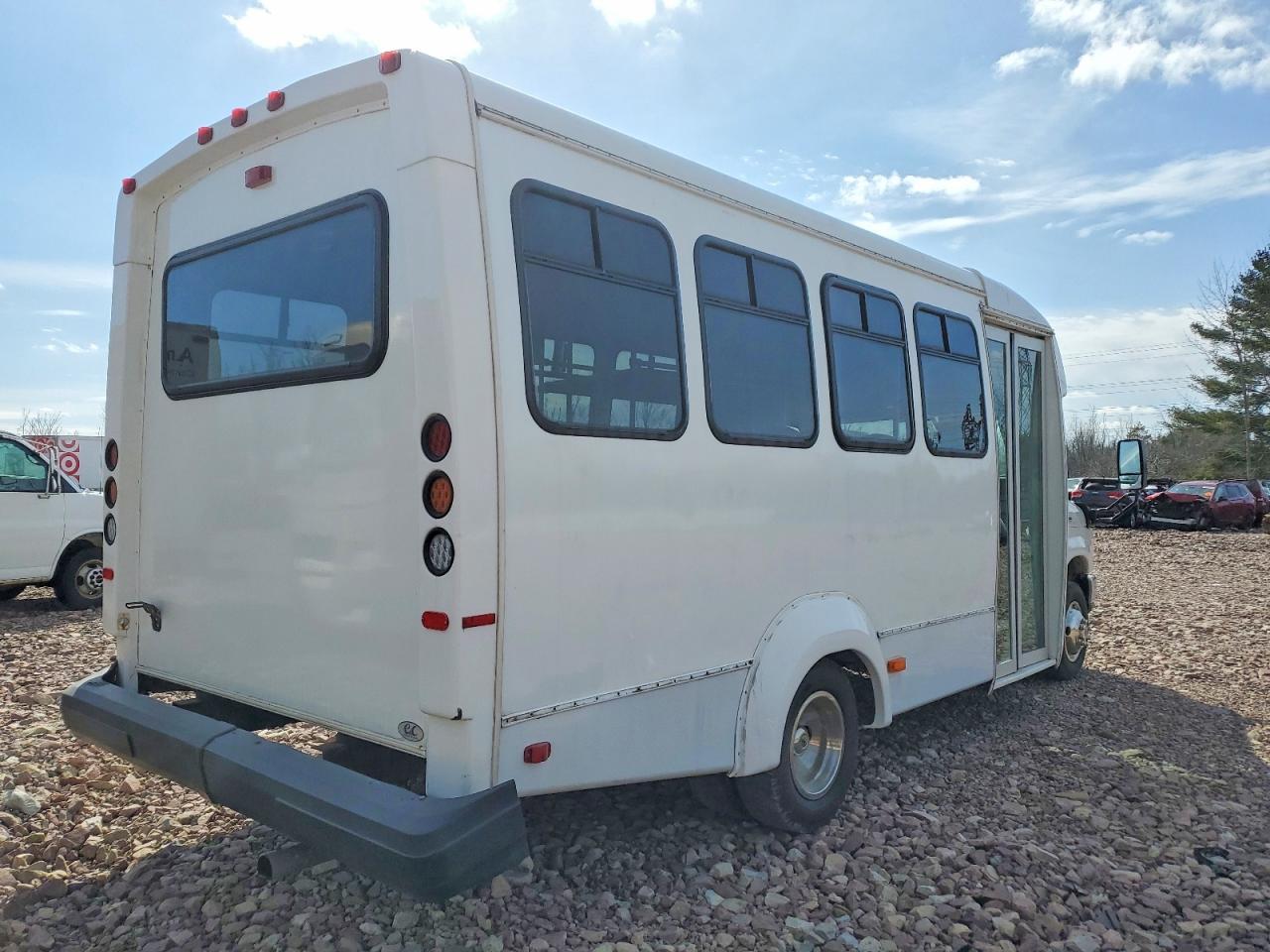 2017 Ford Econoline E350 Super Duty Cutaway Van - Image 4