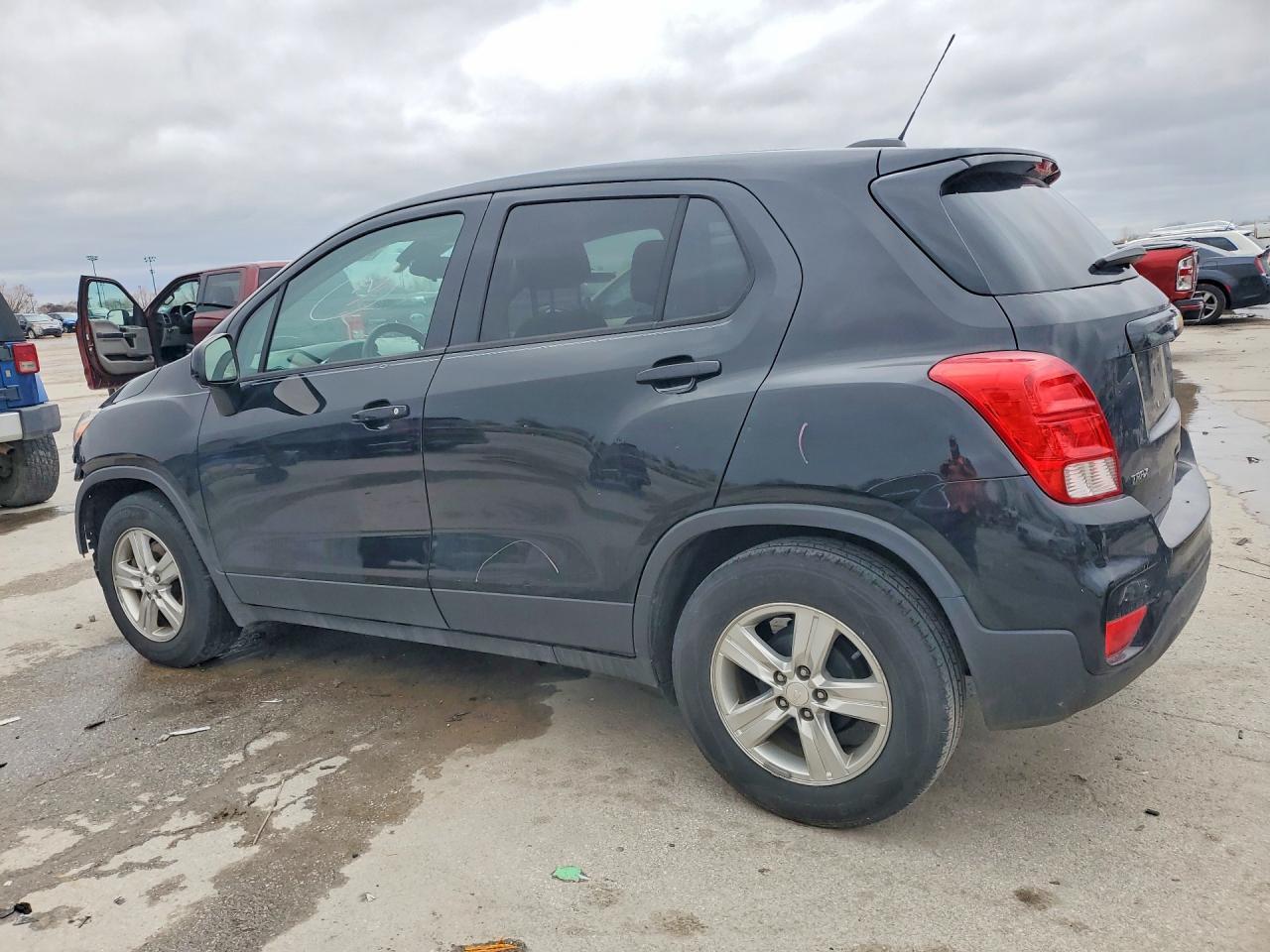 2019 Chevrolet Trax Ls - Image 2