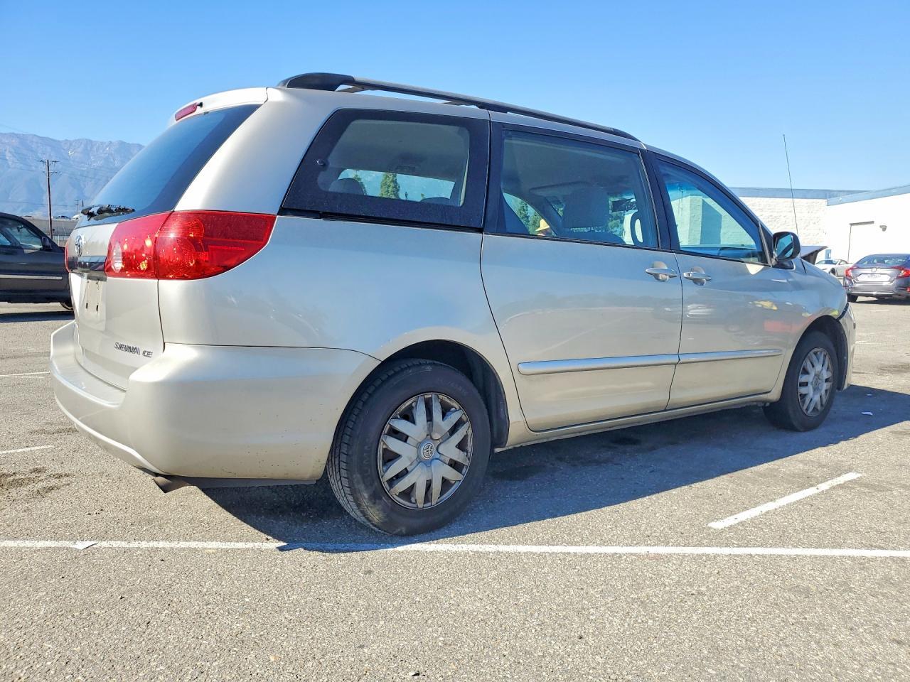 2009 Toyota Sienna Ce 8-Passenger - Фото 3