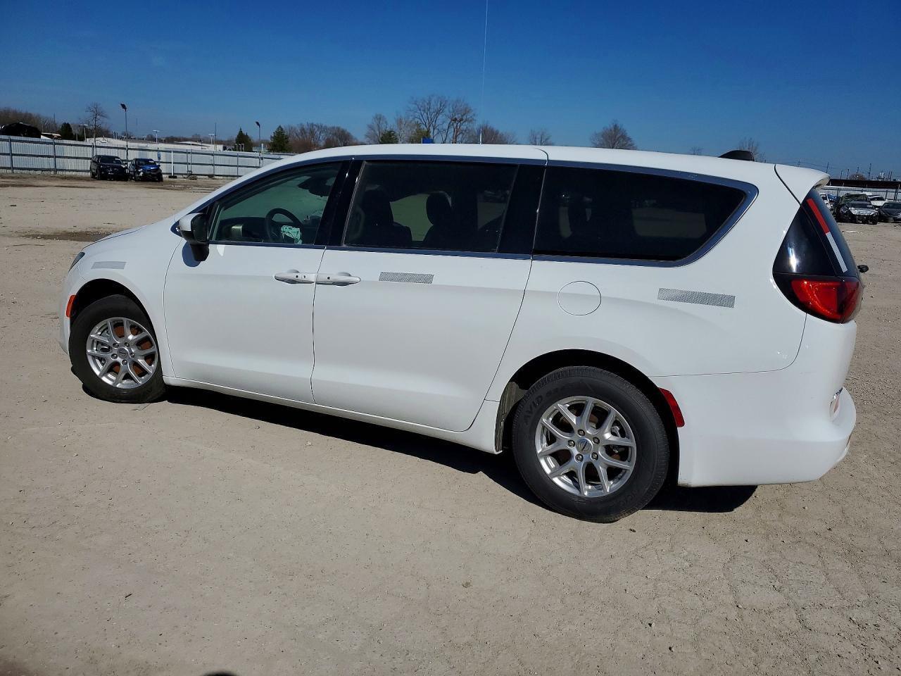 2023 Chrysler Voyager Lx - Image 2