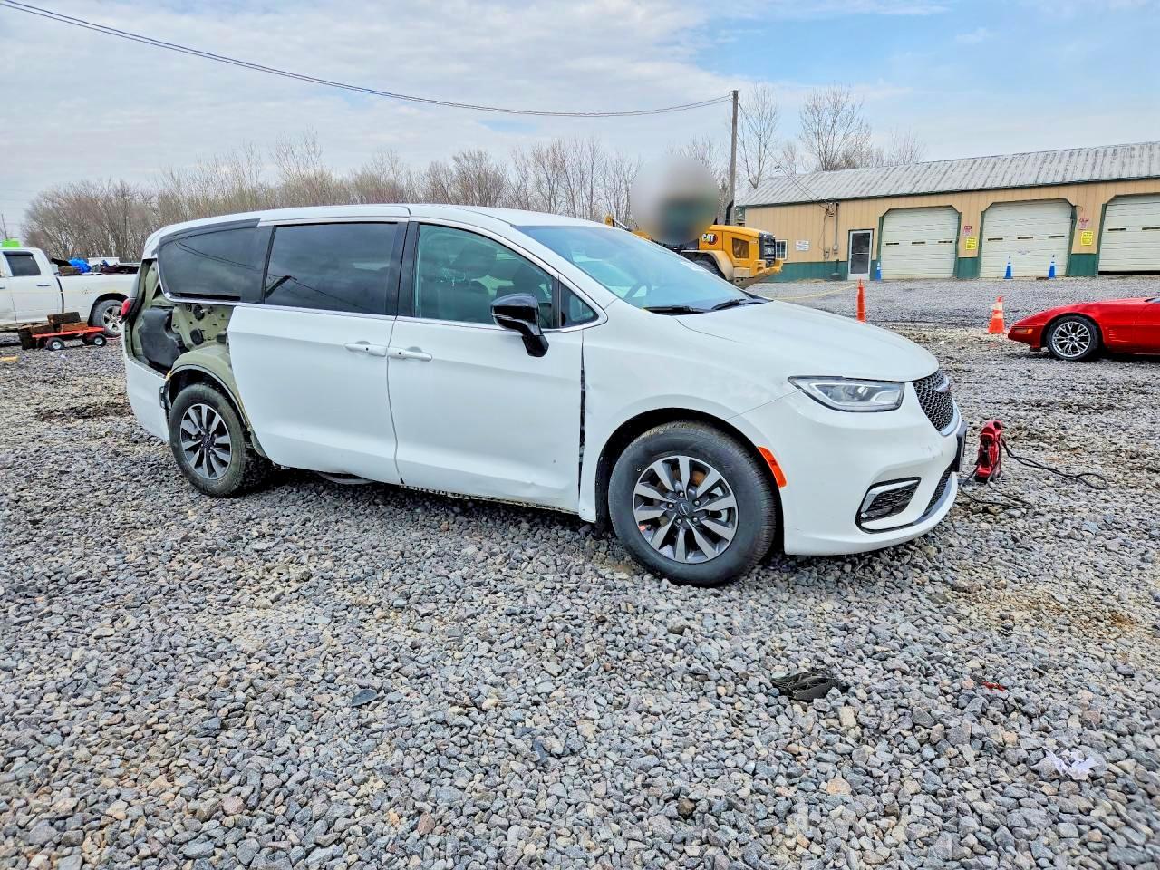2024 Chrysler Pacifica Hybrid Select - Image 4