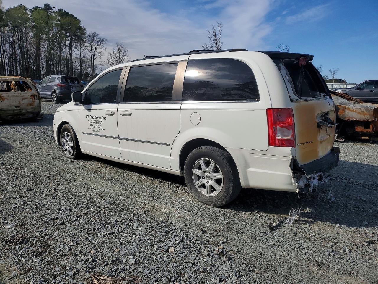 2010 Chrysler Town & Country Touring - Фото 2