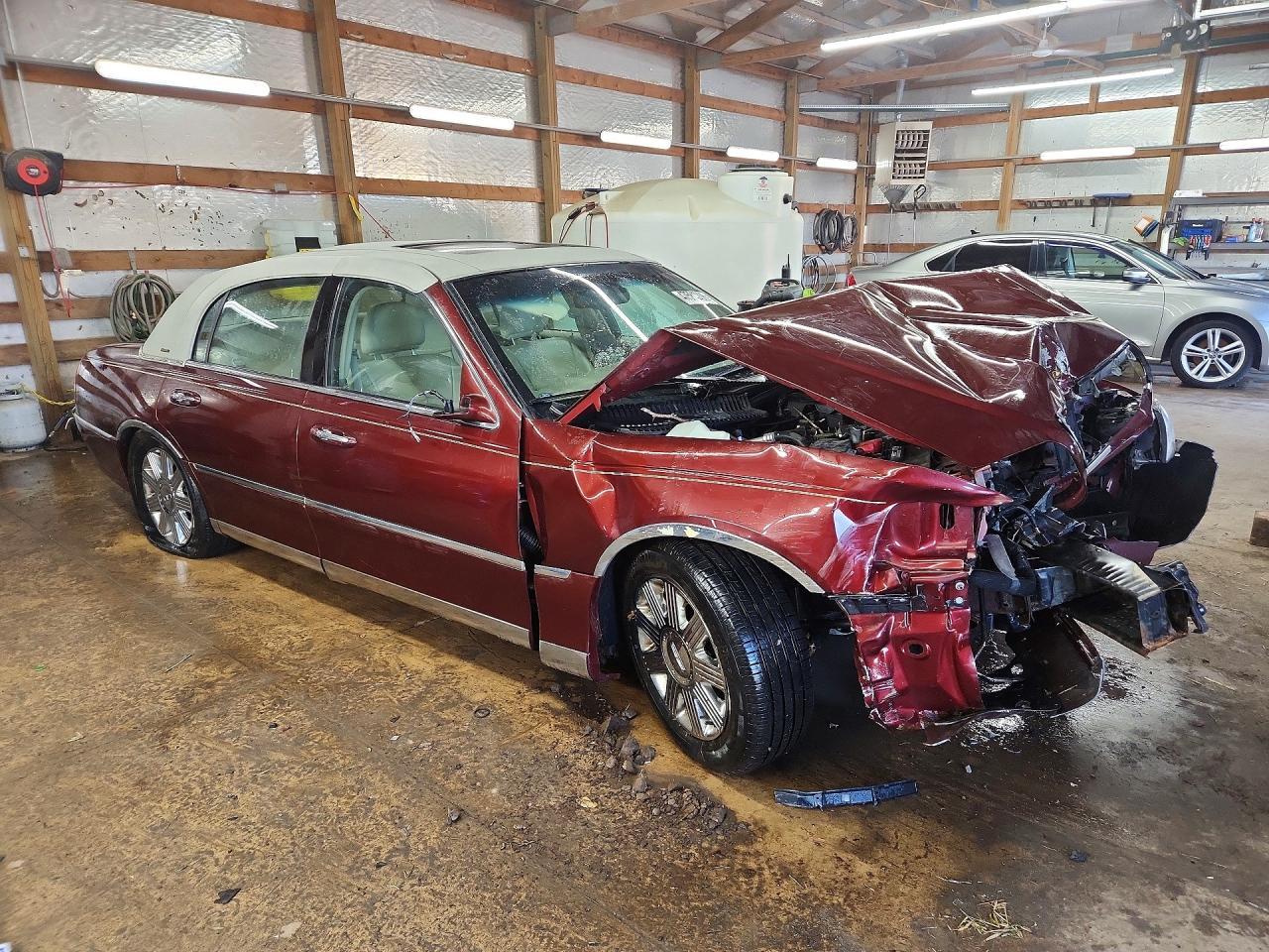 2004 Lincoln Town Car Ultimate - Фото 4