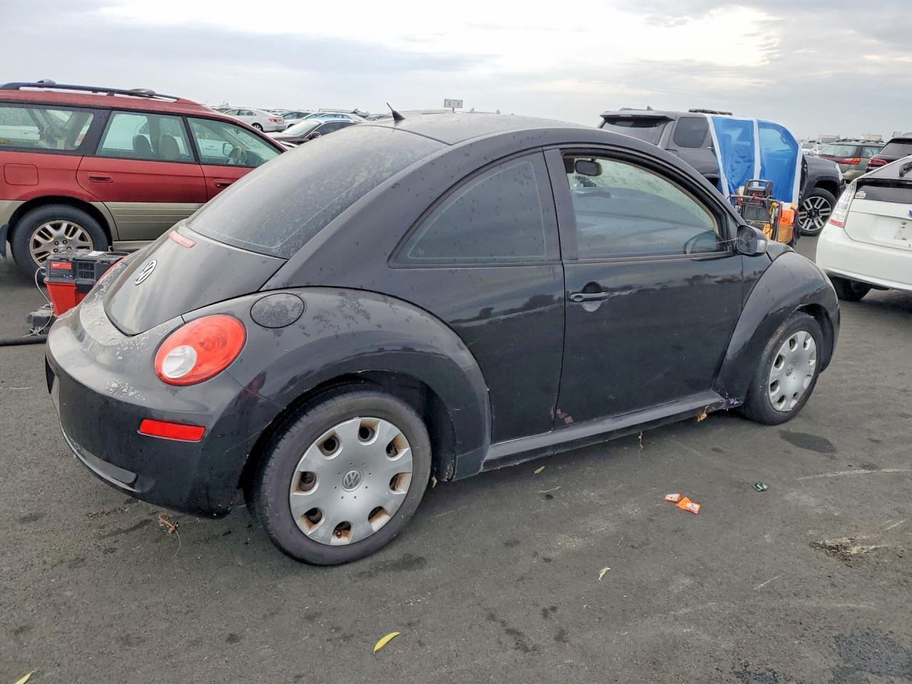 2010 Volkswagen New Beetle - Image 3