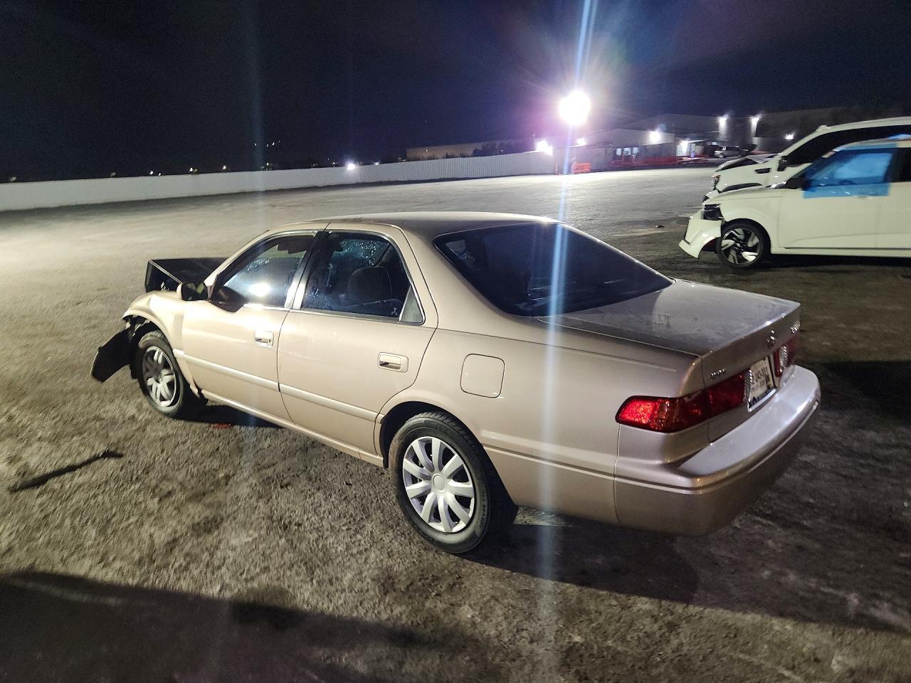 2001 Toyota Camry Le - Фото 2