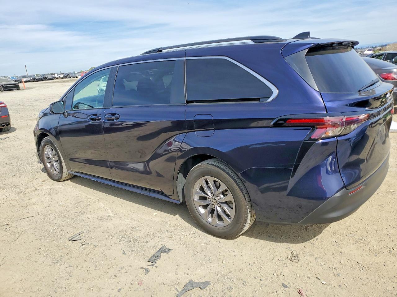 2024 Toyota Sienna Le 8-Passenger - Фото 2