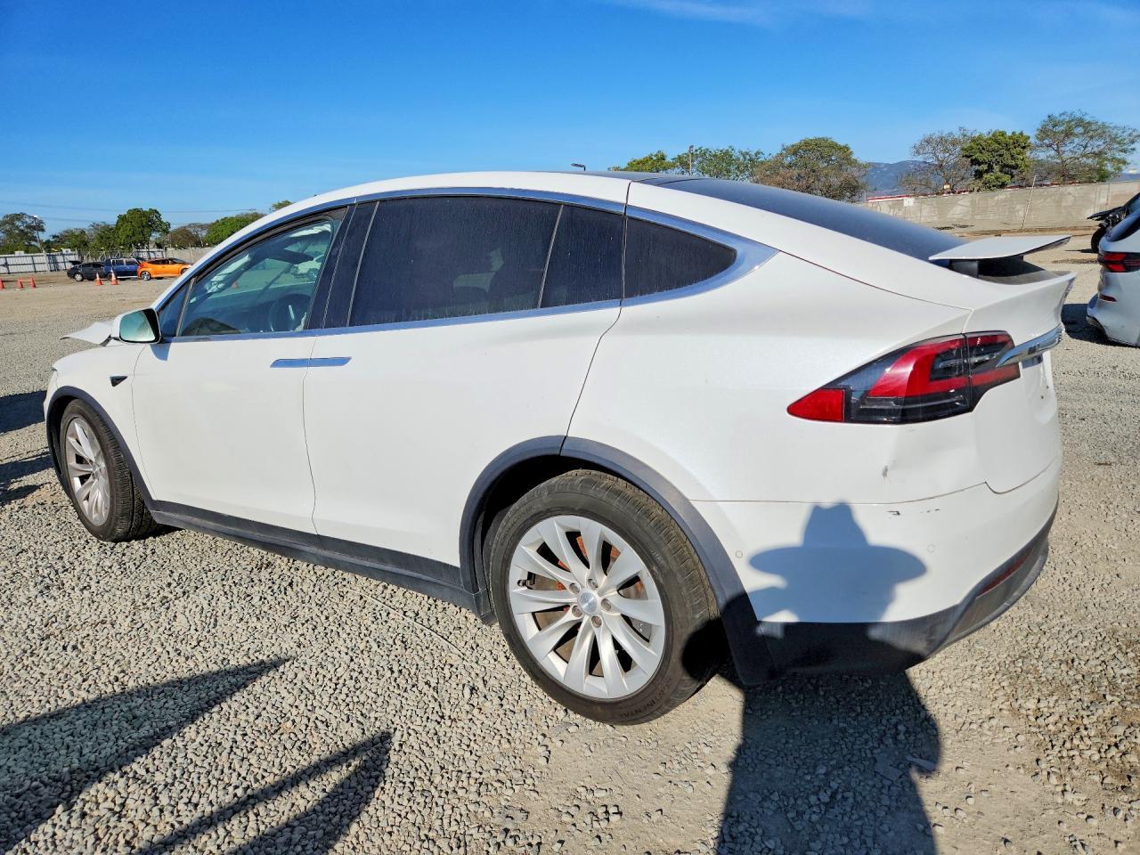 2020 Tesla Model X - Фото 2