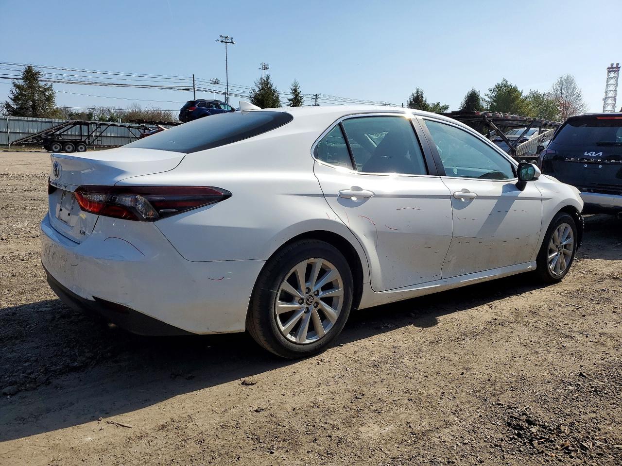2022 Toyota Camry Le - Фото 3