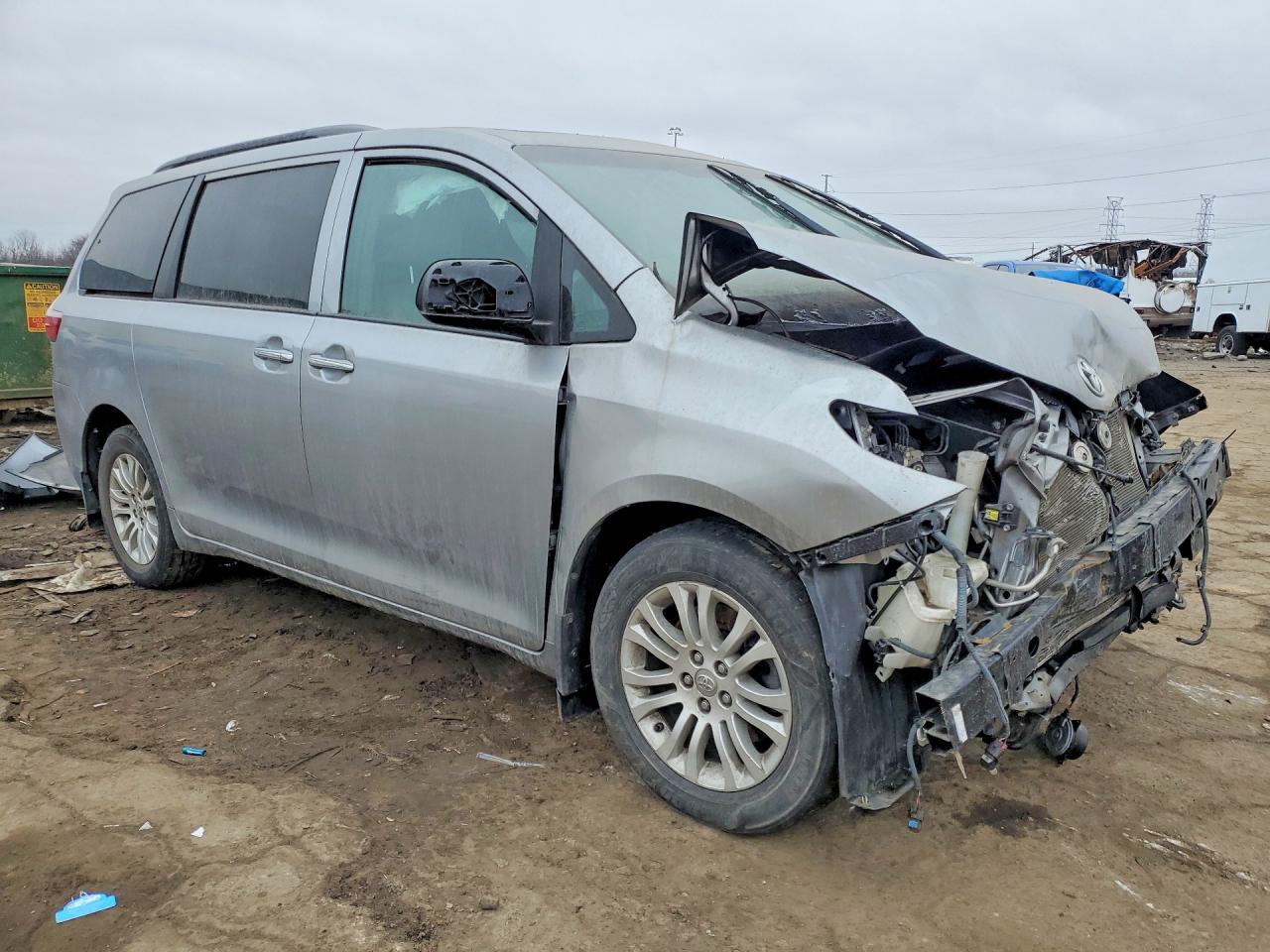 2016 Toyota Sienna Xle 8-Passenger - Image 4