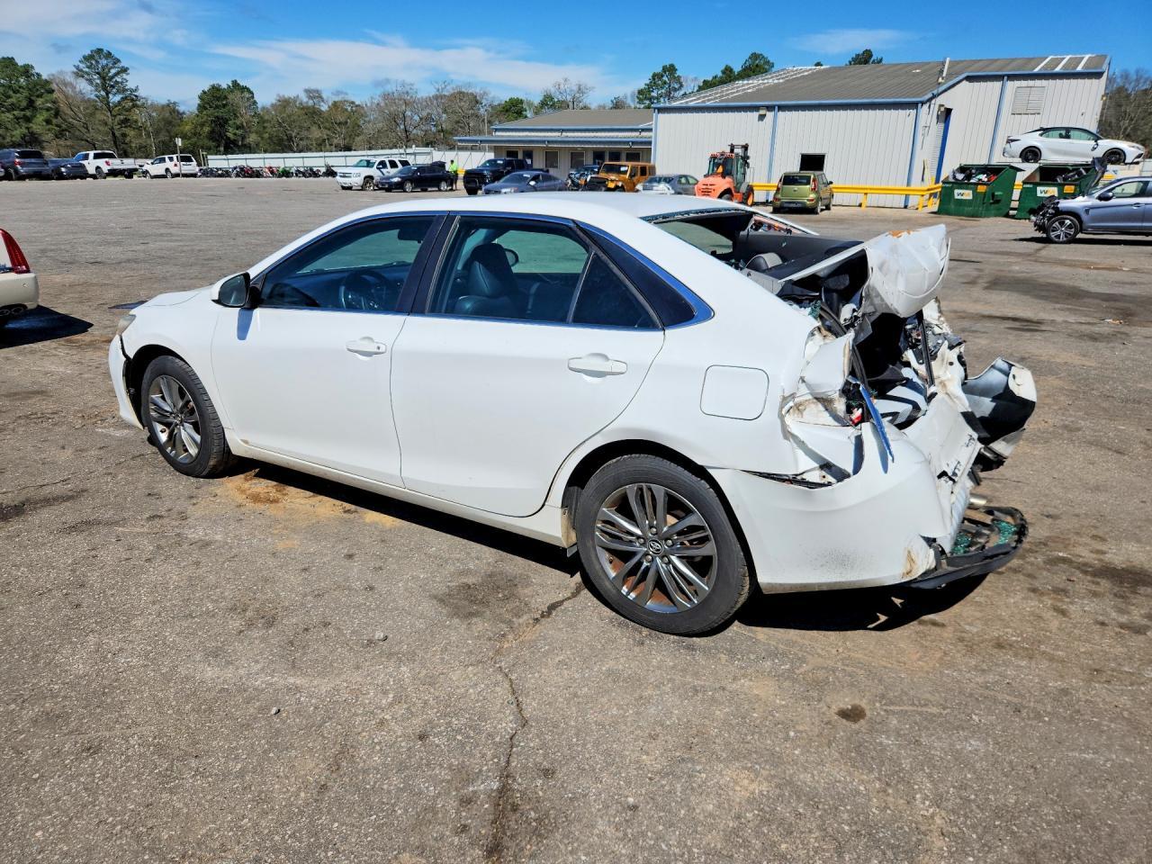 2016 Toyota Camry Se - Фото 2